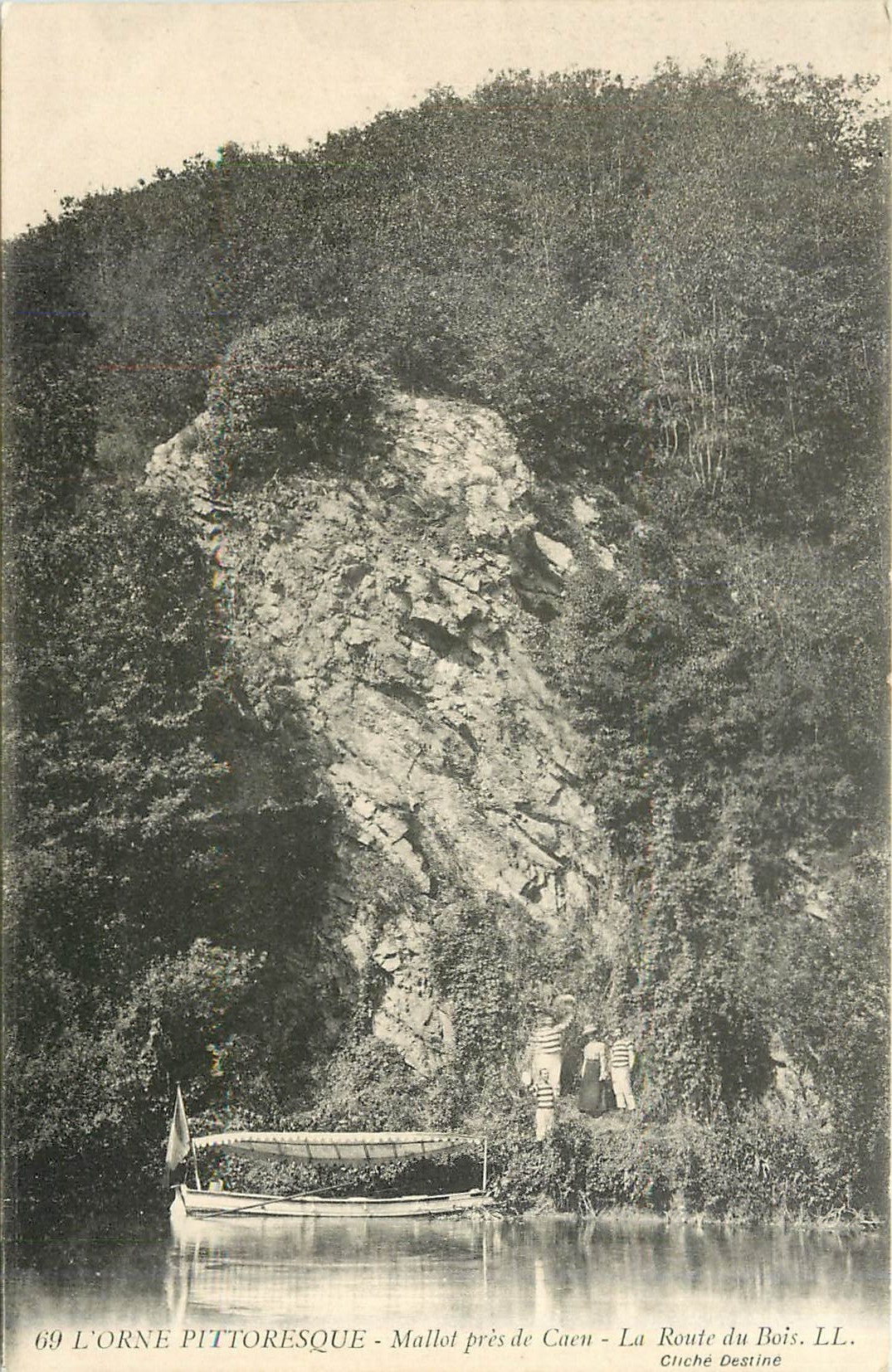 CPA L'Orne Pittoresque Mallot pres de Caen La Route du Bois 