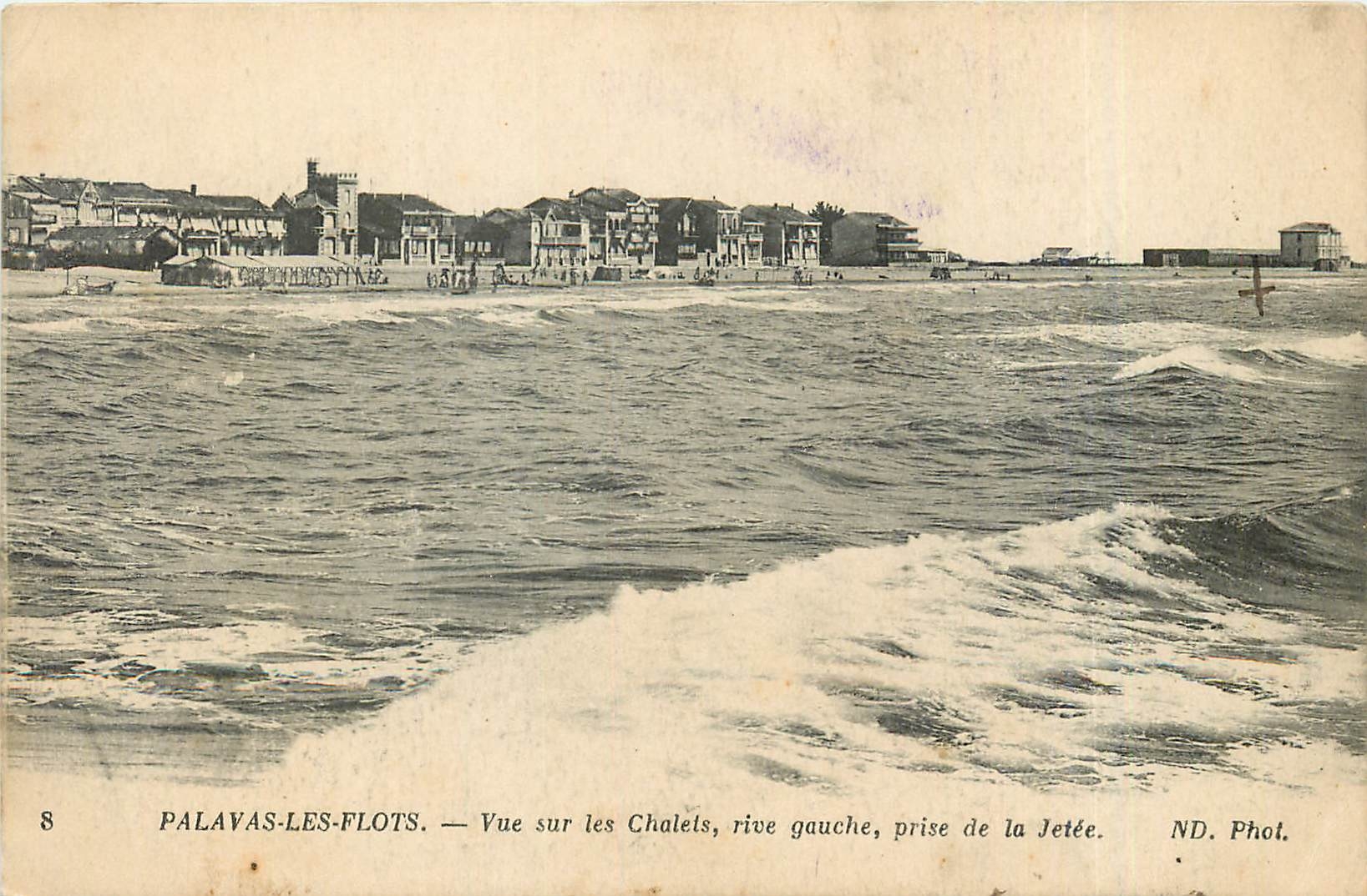 CPA Palavas les Flots Vue sur les Chalets rive gauche prise de la Jetee 