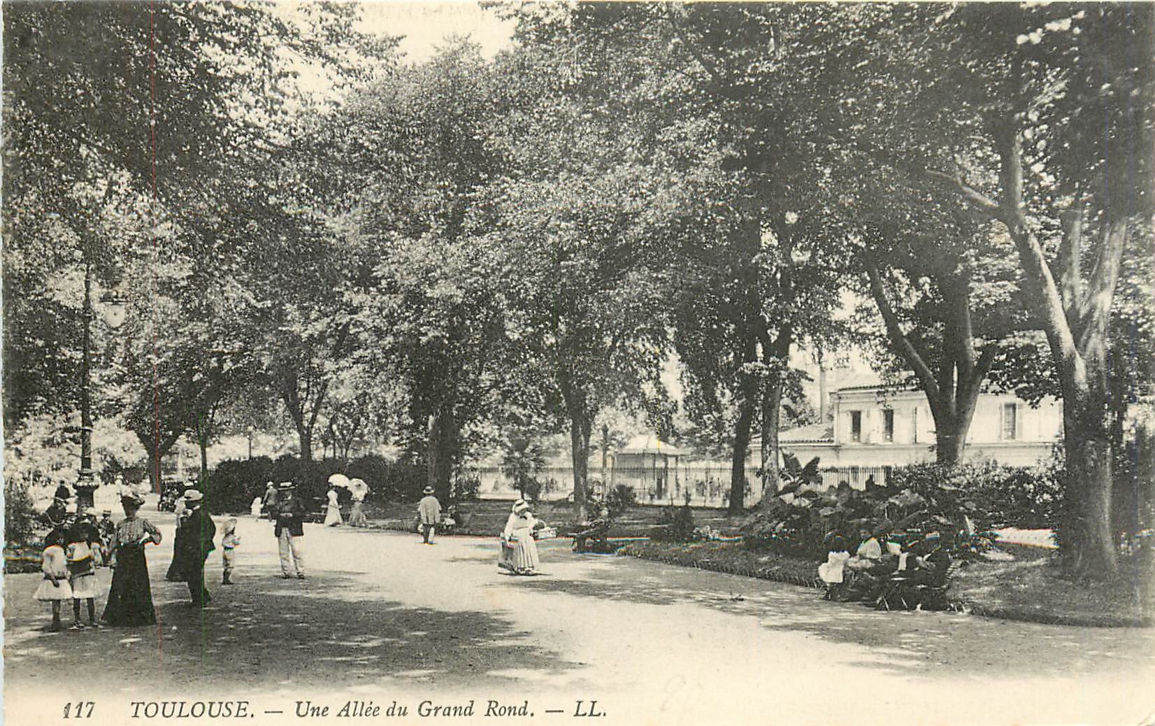 CPA Toulouse Une Allee du Grand Rond 