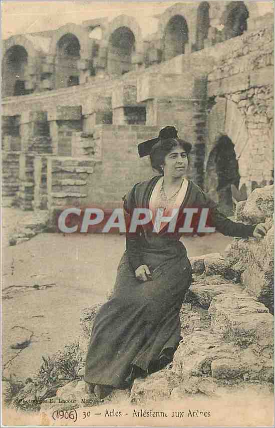 Arles - Arlésienne aux Arènes — E. Lacour, n°30, 1906 - Recto