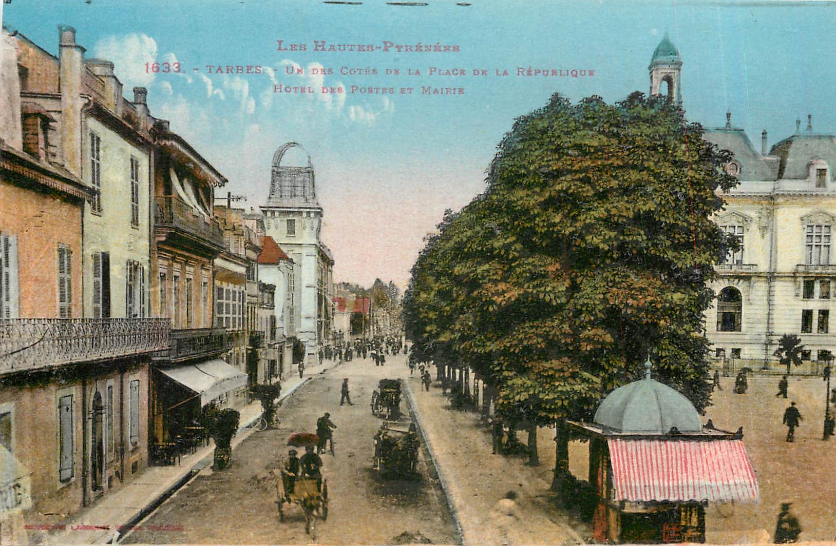 CPA Les Hautes Pyrenees Tarbes Un das Cotes de la Place de la Republique 