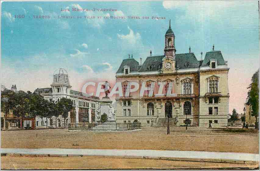 CPA Les Hautes Pyrenees Tarbes L'Hotel de Ville et le Nouvel Hotel des Postas 