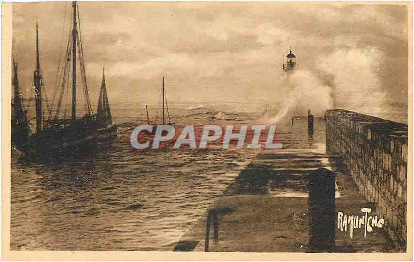 CPA Ile d'Oleron La Cotiniere Le Jetee par grosse mer Phare Bateau