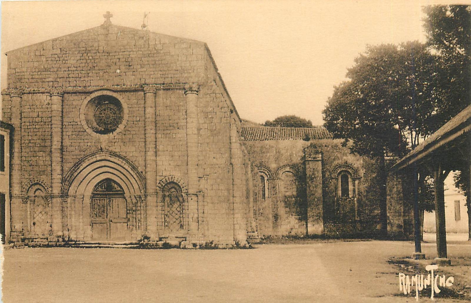 CPA Ile d'Oleron Eglise Romane de St Georges XII 