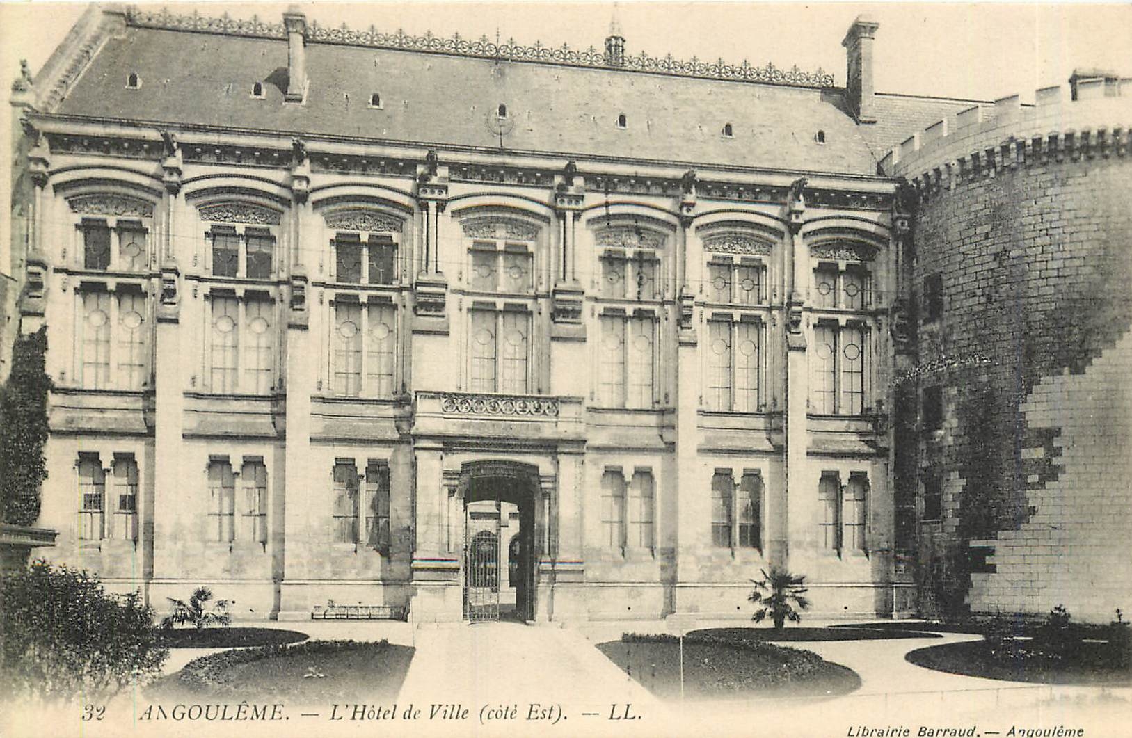 Angoulême — L'Hôtel de Ville (côté Est) — Librairie Barraud — Angoulême