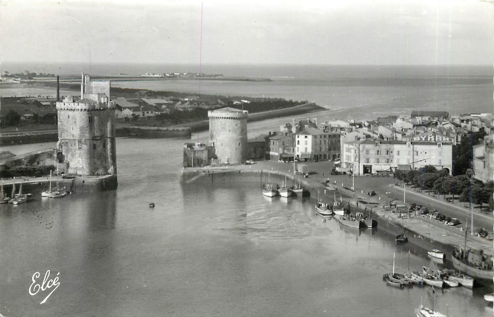 CPM La Rochelle Ch Mme Le Port Au fond Les deux Tours 