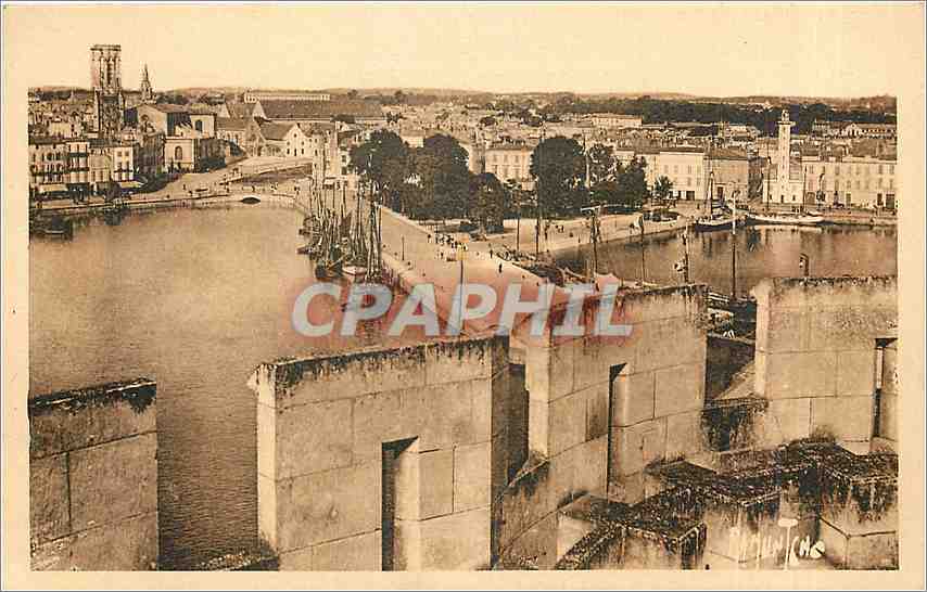 CPA La Rochelle Vue panoramique prise de la Tour Saint Nicolas 