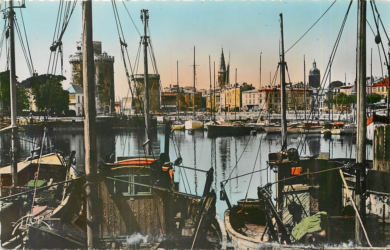 CPM La Rochelle Vue sur le Bassin Bateaux