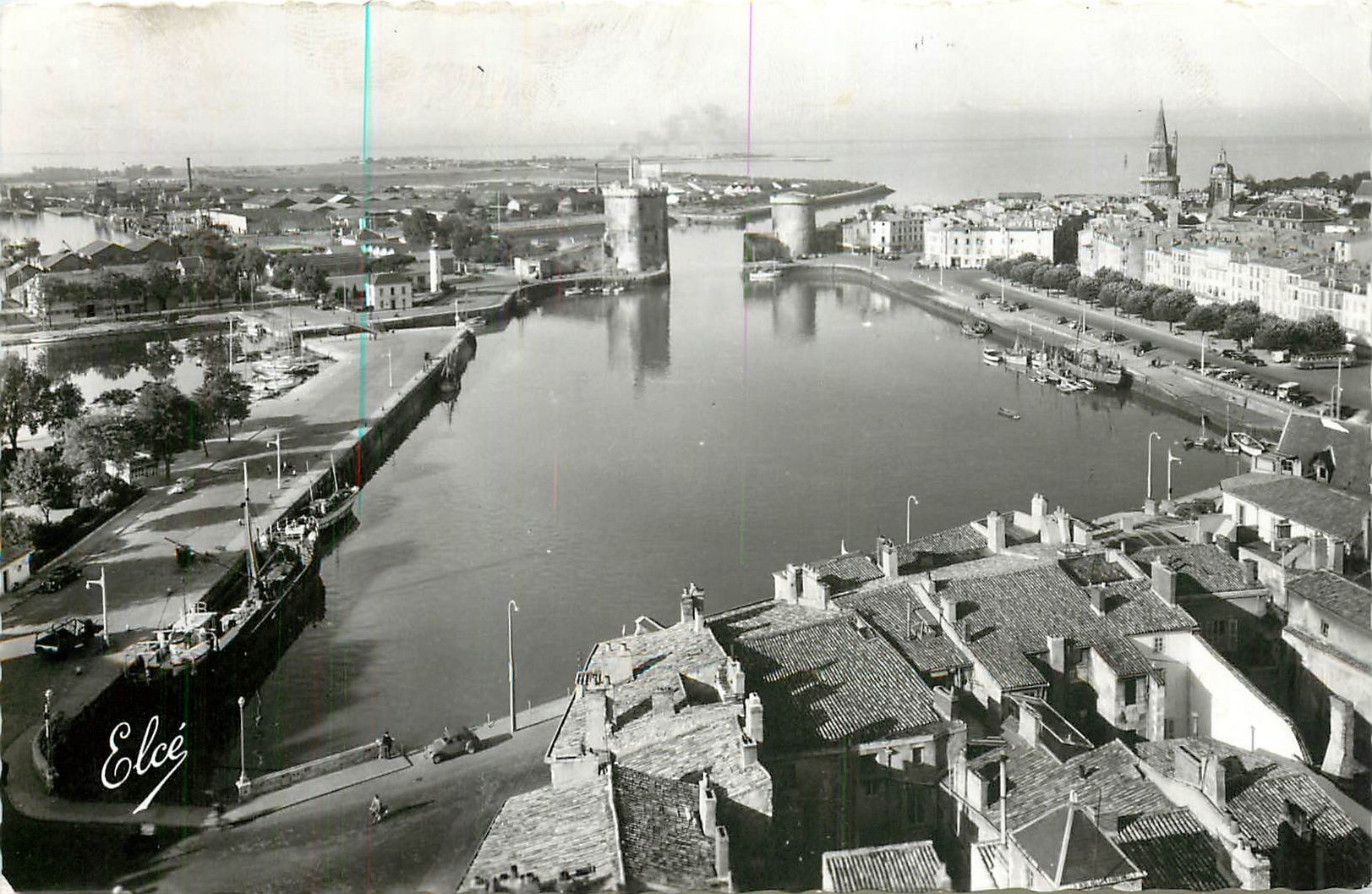 CPA La Rochelle Ch Mme Vue generale du Port avec les 3 belles Tours 