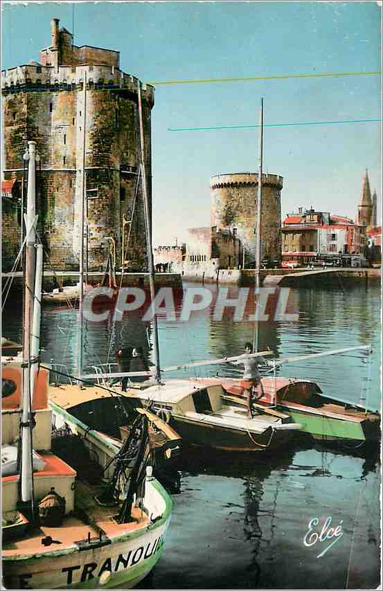 CPM La Rochelle Ch Mme L'Entree du Port et les Trois Tours Bateaux