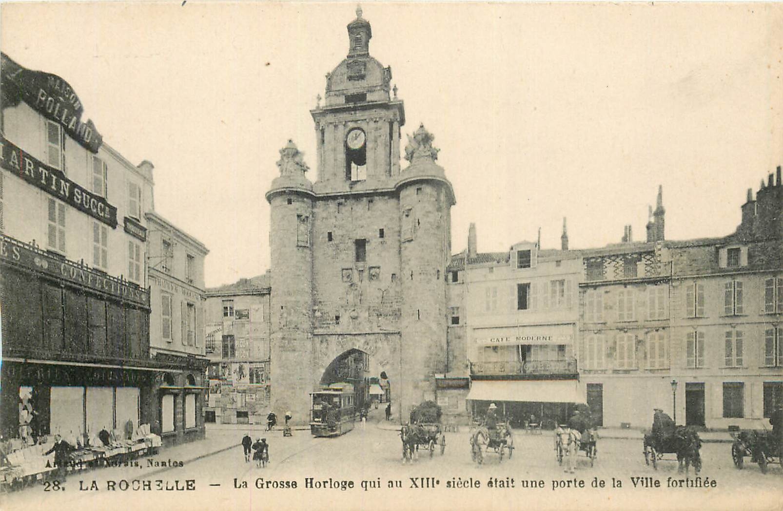 CPA La Rochelle La Grosse Horloge qui au XIII siecle etait une porte de la Ville 