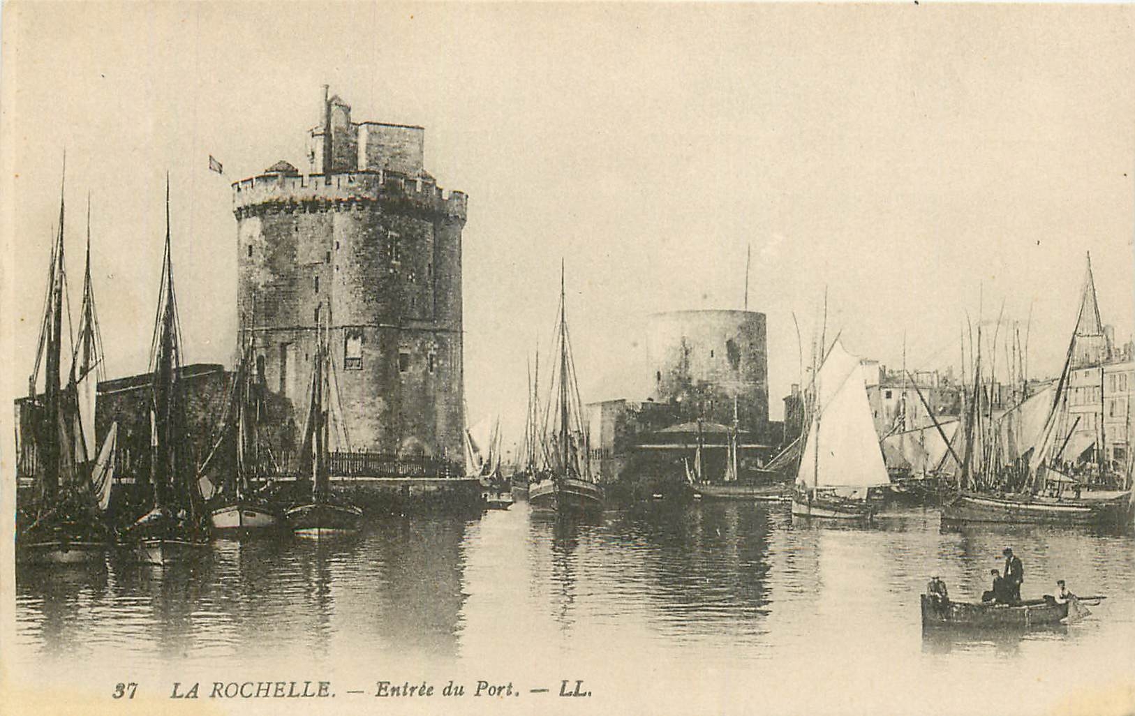 CPA La Rochelle Entree du Port Bateaux