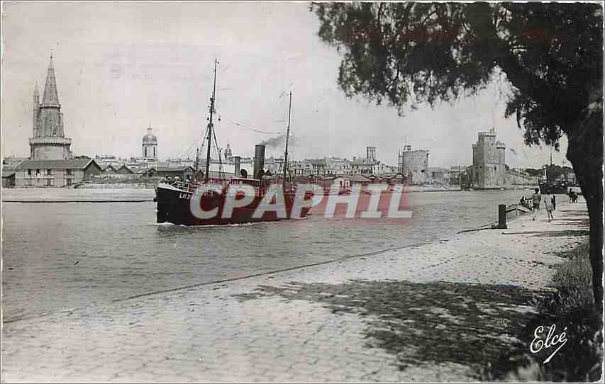 CPM La Rochelle Charente maritime Un Cargo sort du Port Bateau