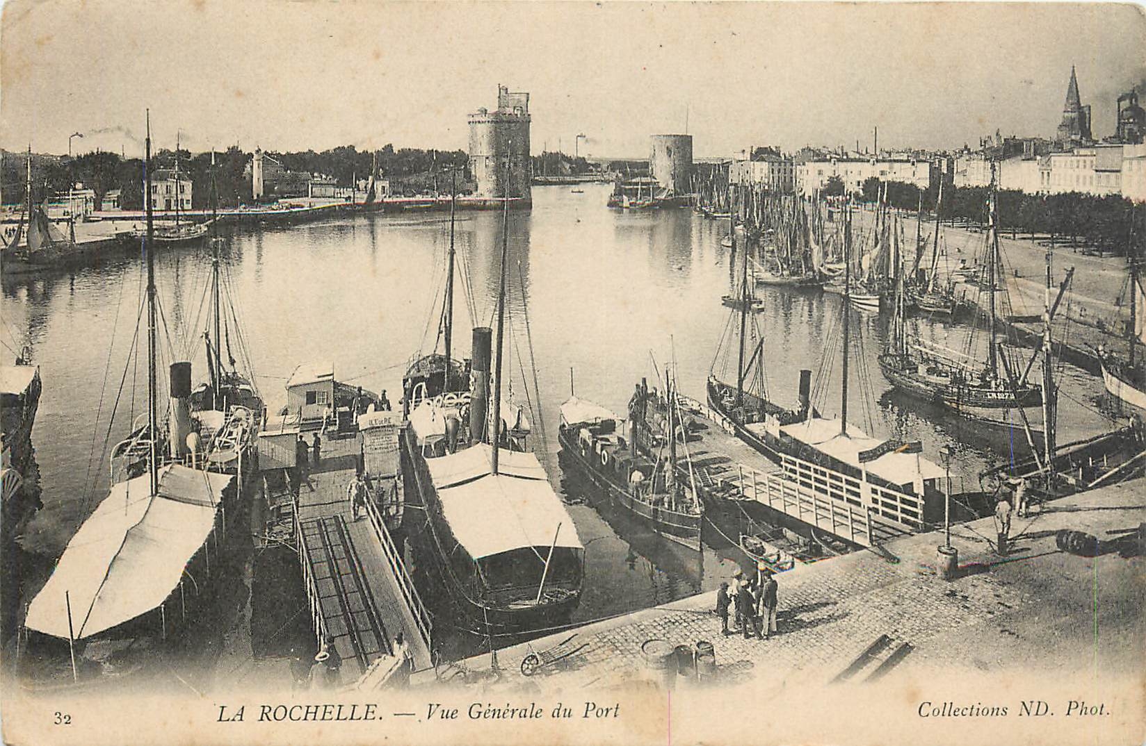 CPA La Rochelle Vue Generale du Port Bateaux