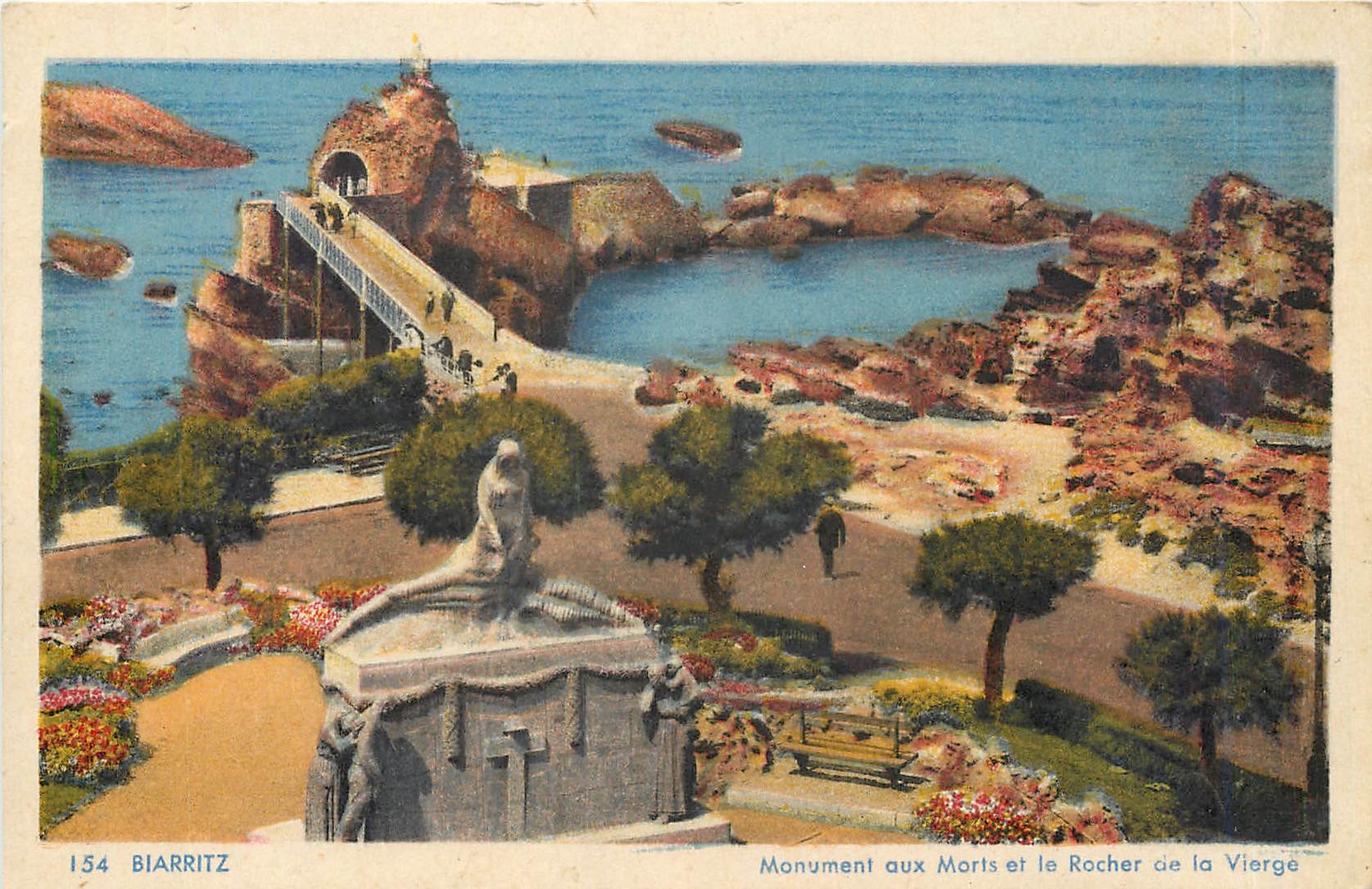 CPA Biarritz Monument aux Morts et le Rocher de la Vierge 
