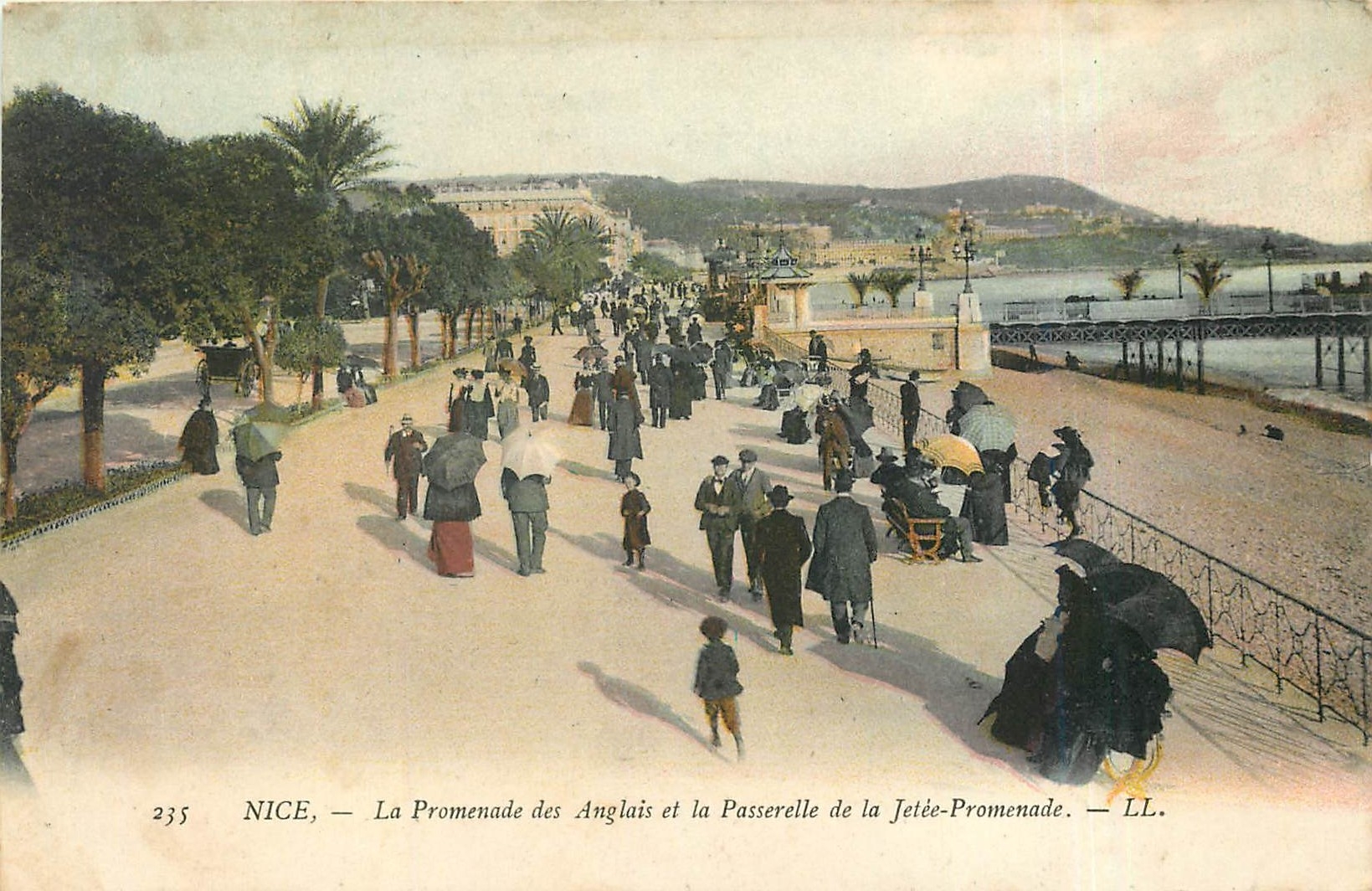CPA Nice La Promenade des Anglais et la Passerelle de la Jetee Promenade 