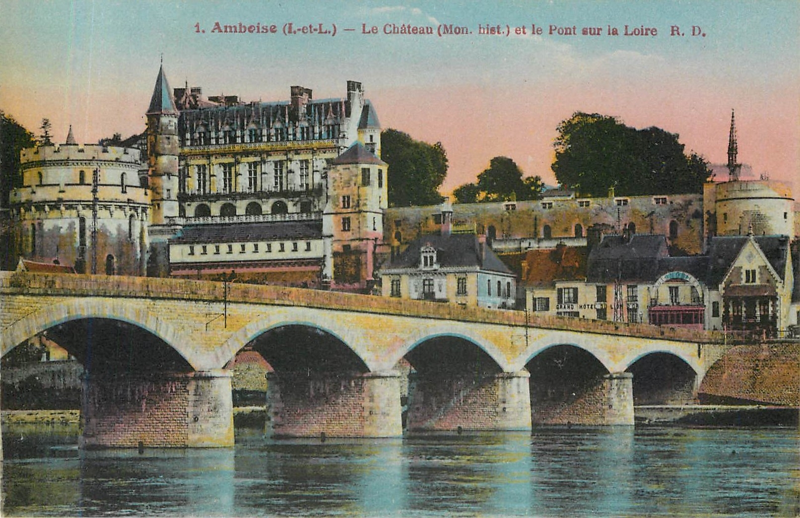 CPA Amboise I et L Le Chateau Mon hist et le Pont sur la Loire 