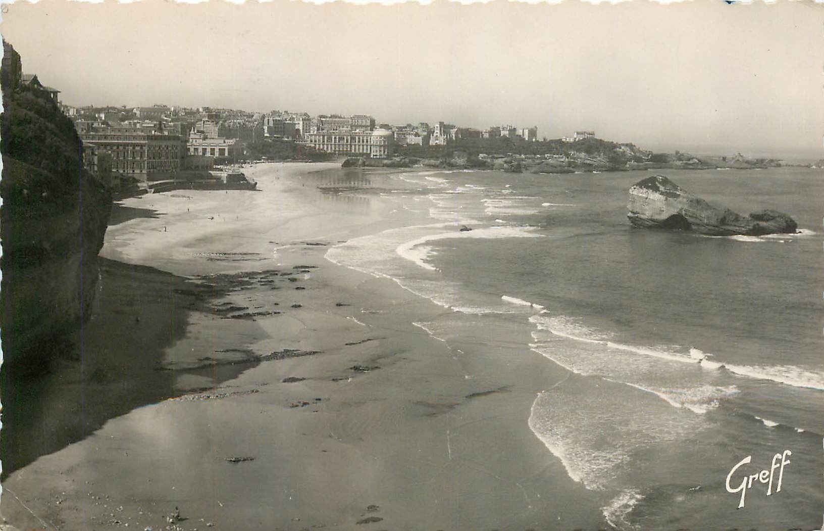 CPM Biarritz Basses Pyrenees Vue d'Ensemble de la grande plage 