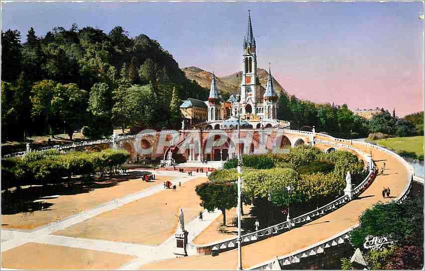 CPA Lourdes La Basilique et l'Esplanade 