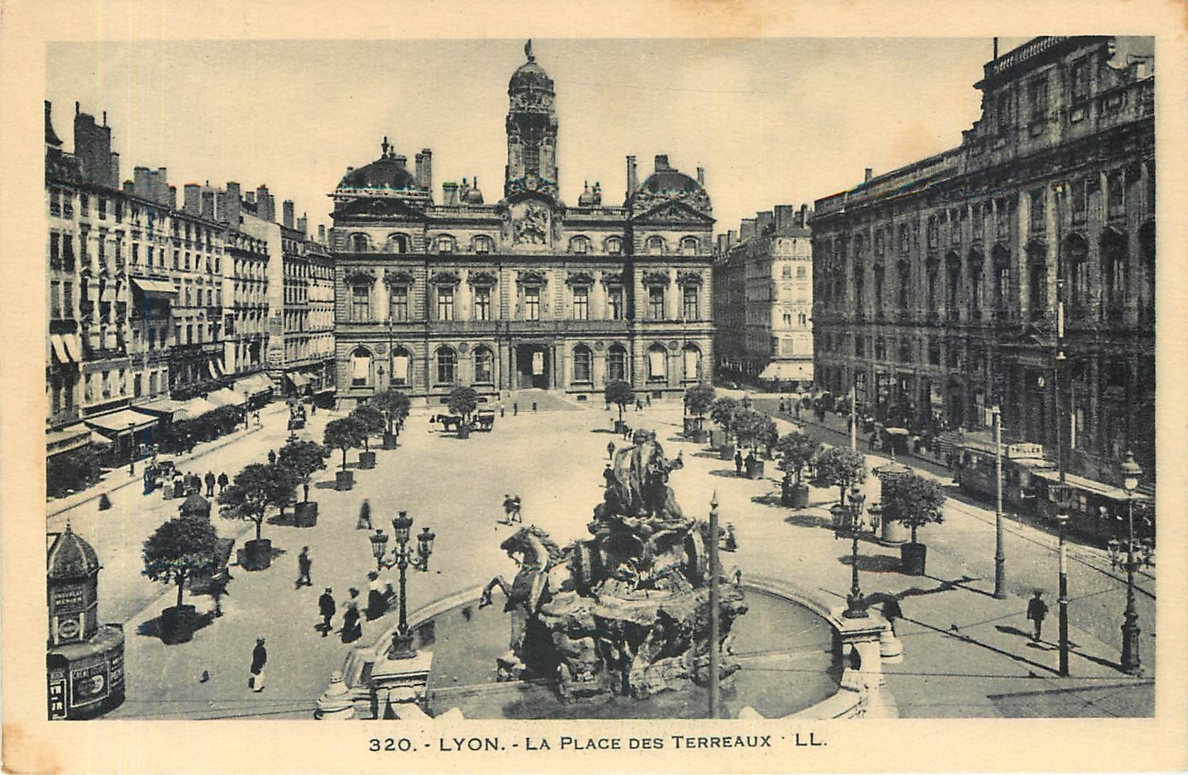 CPA Lyon La Place des Terreaux Tramway