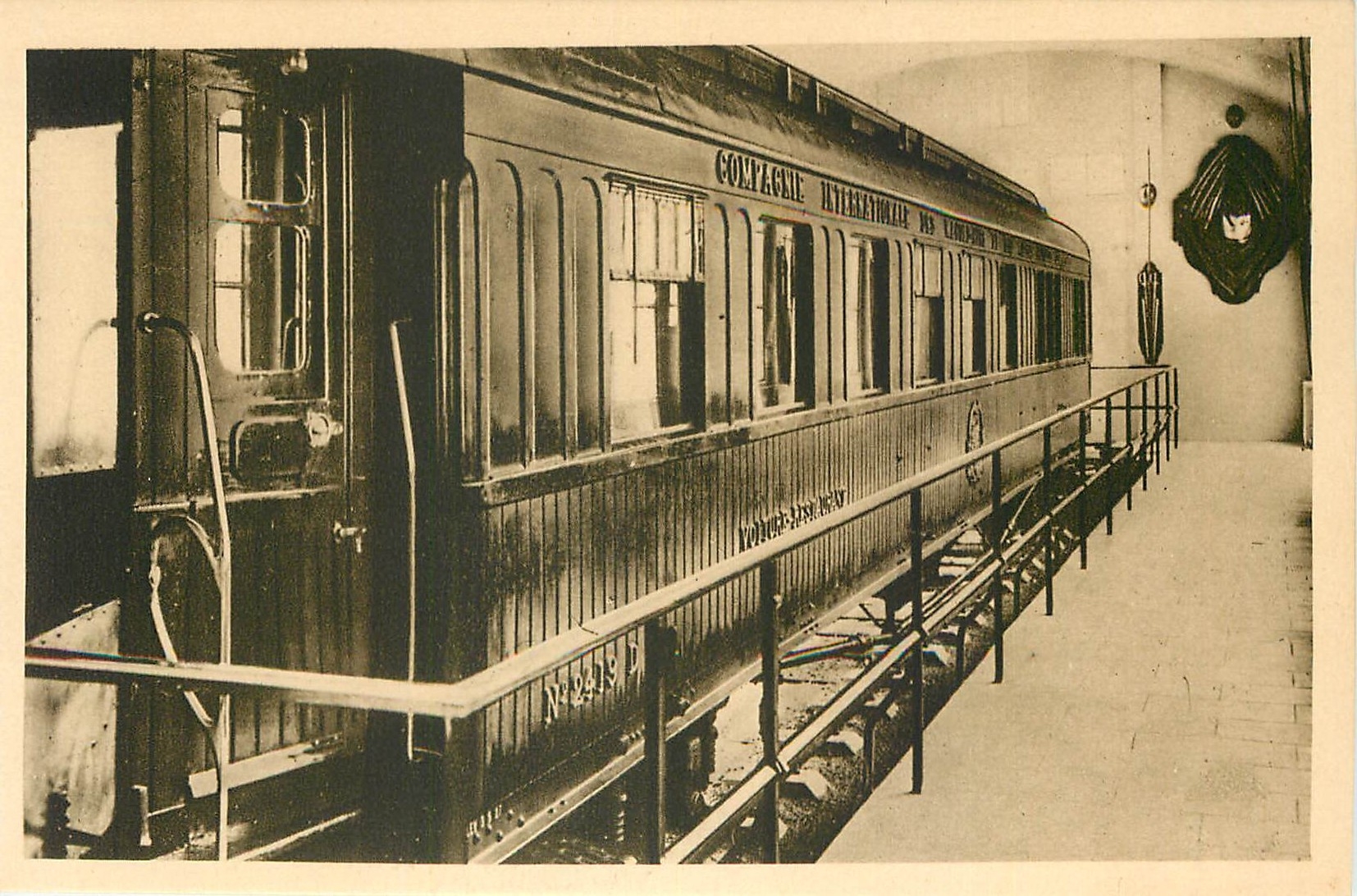 CPA Foret de Compiegne Clairiere de l'Armistice Wagon du Marechal Foch dans Leuel fut signe l'Armist