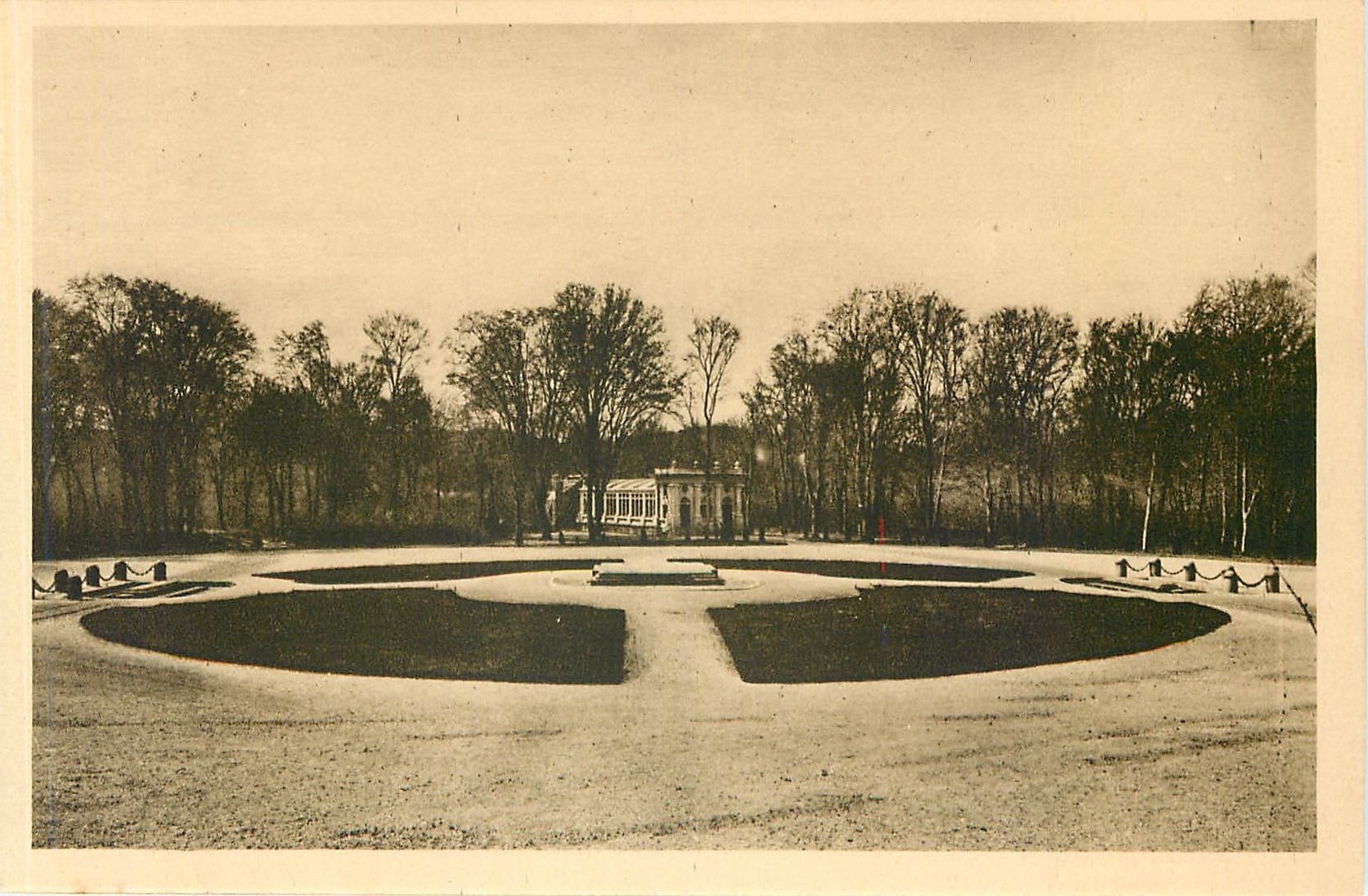 CPA Foret de Compiegne Clairiere de l'Armistice Au fond l'Abri du Wagon du Marechal Foch 