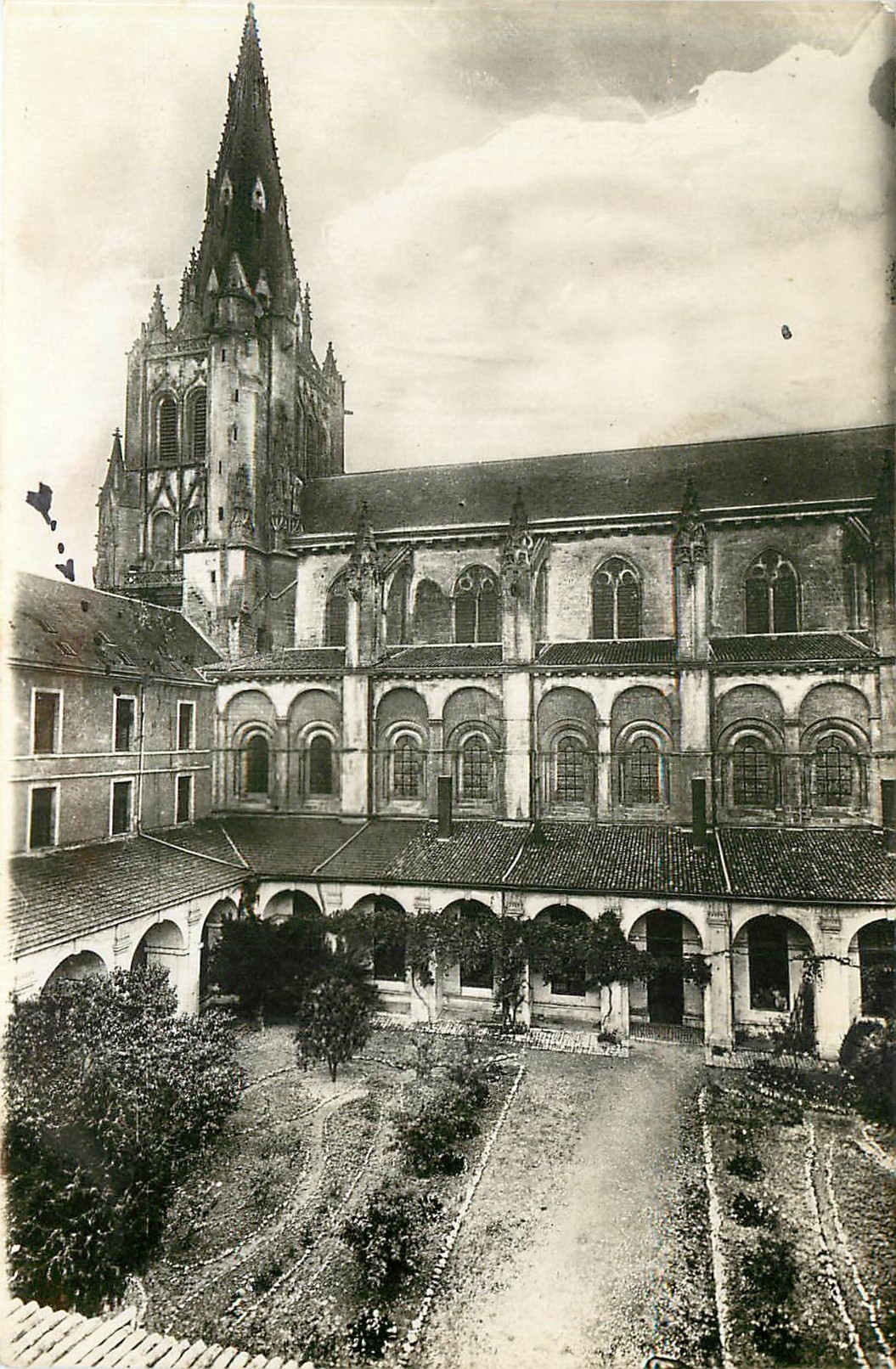 CPA Eglise de Saint Maixent Elevation laterale sud et Cloitre 