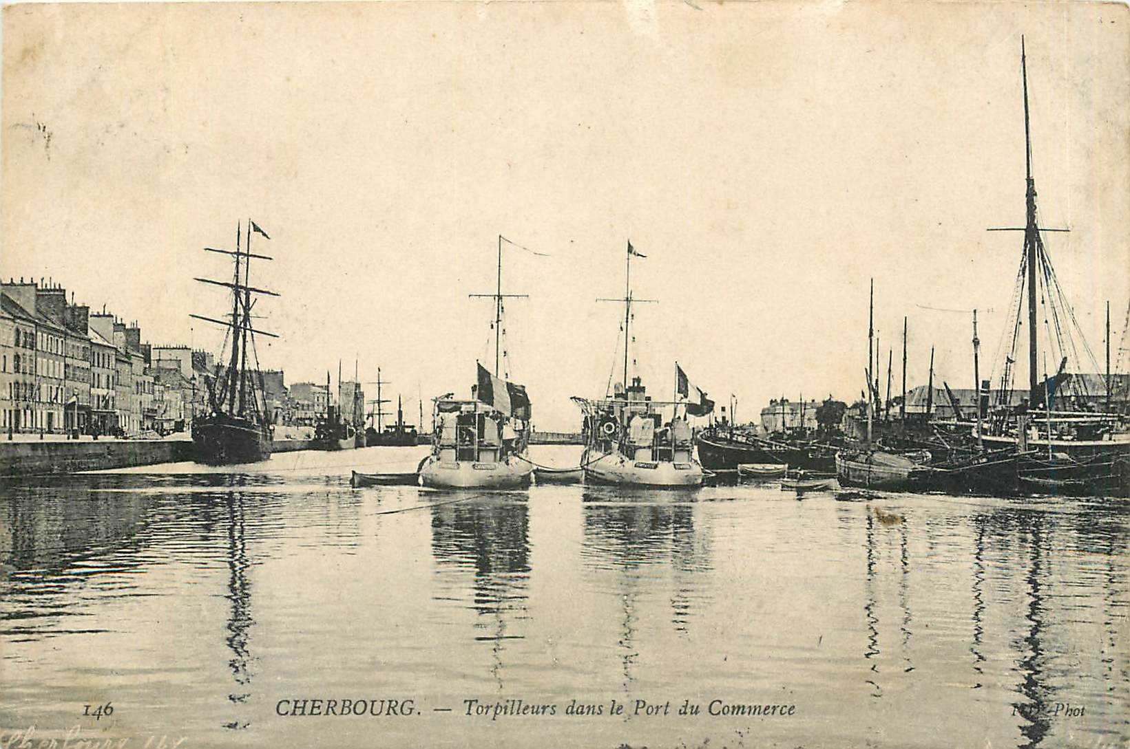 CPA Cherbourg Torpilleurs dans le Port du Commerce Bateaux