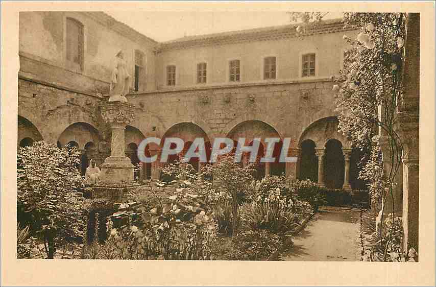 CPA Abbaye de Senanque Gordes Vaucluse Interieur du Cloitre 