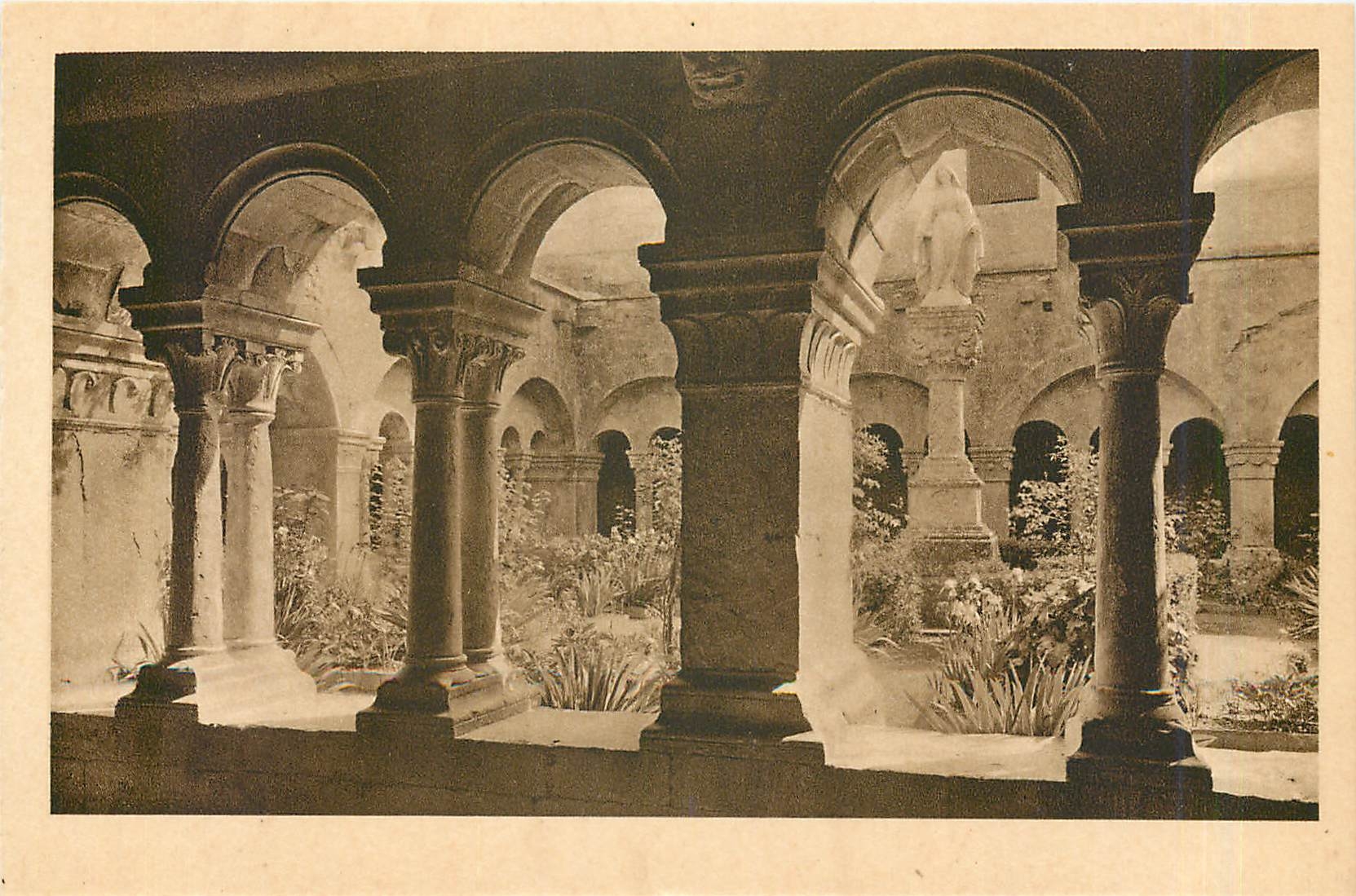 CPA Abbaye de Senanque Gordes Vaucluse Le Cloitre et la VIerge de l'Inviolata 