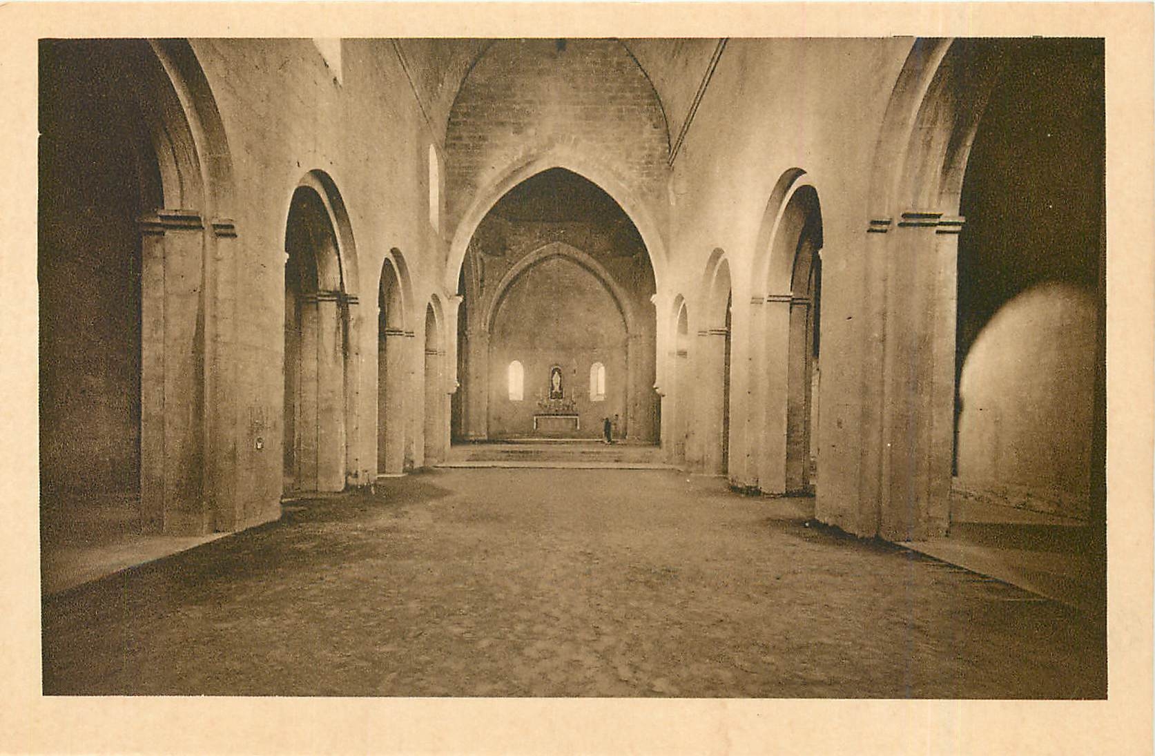 CPA Abbaye de Senanque Gordes Vaucluse Eglise nef centrale 