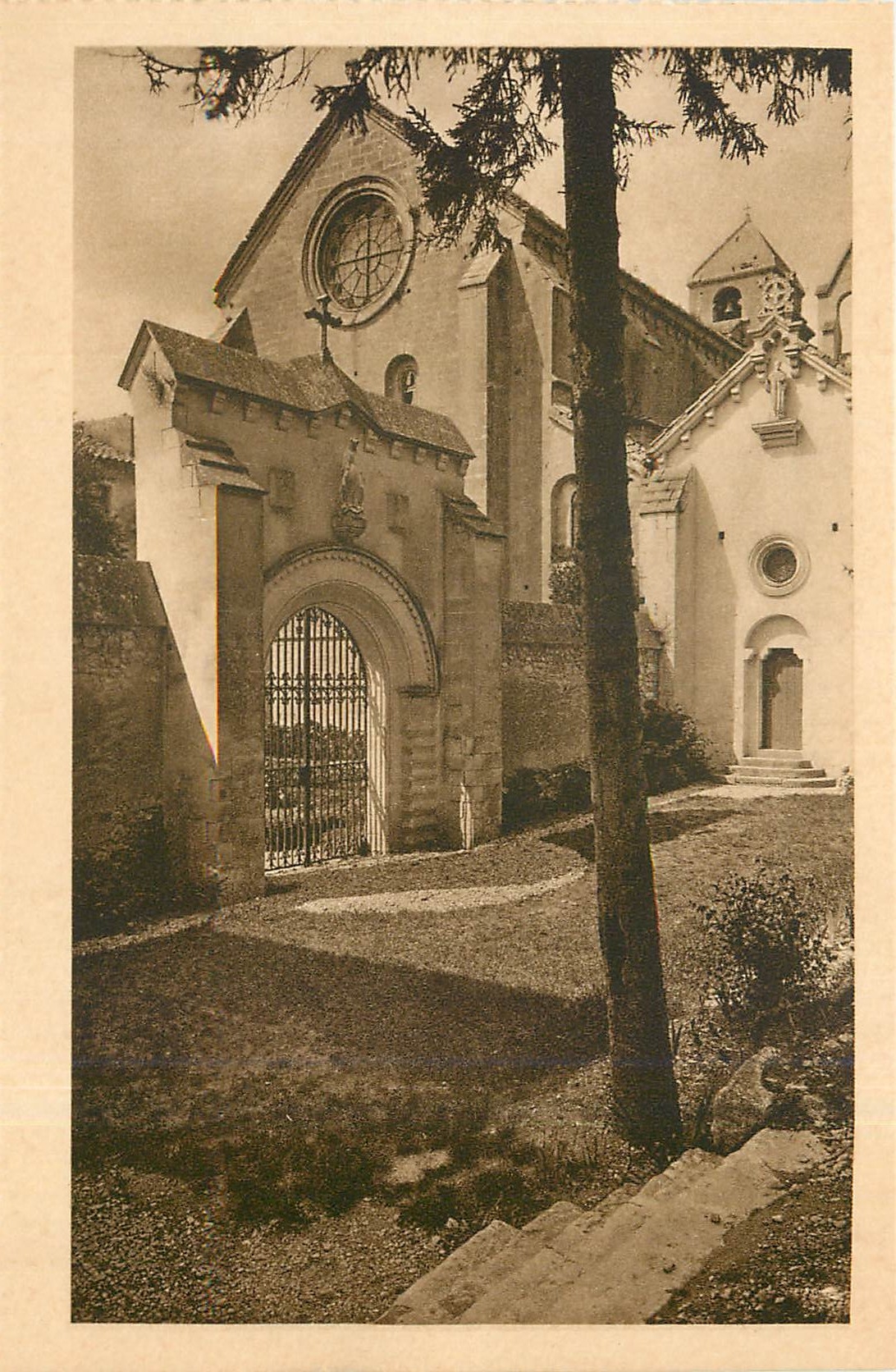 CPA Abbaye de Senanque Gordes Vaucluse Entree de l'Abbaye 