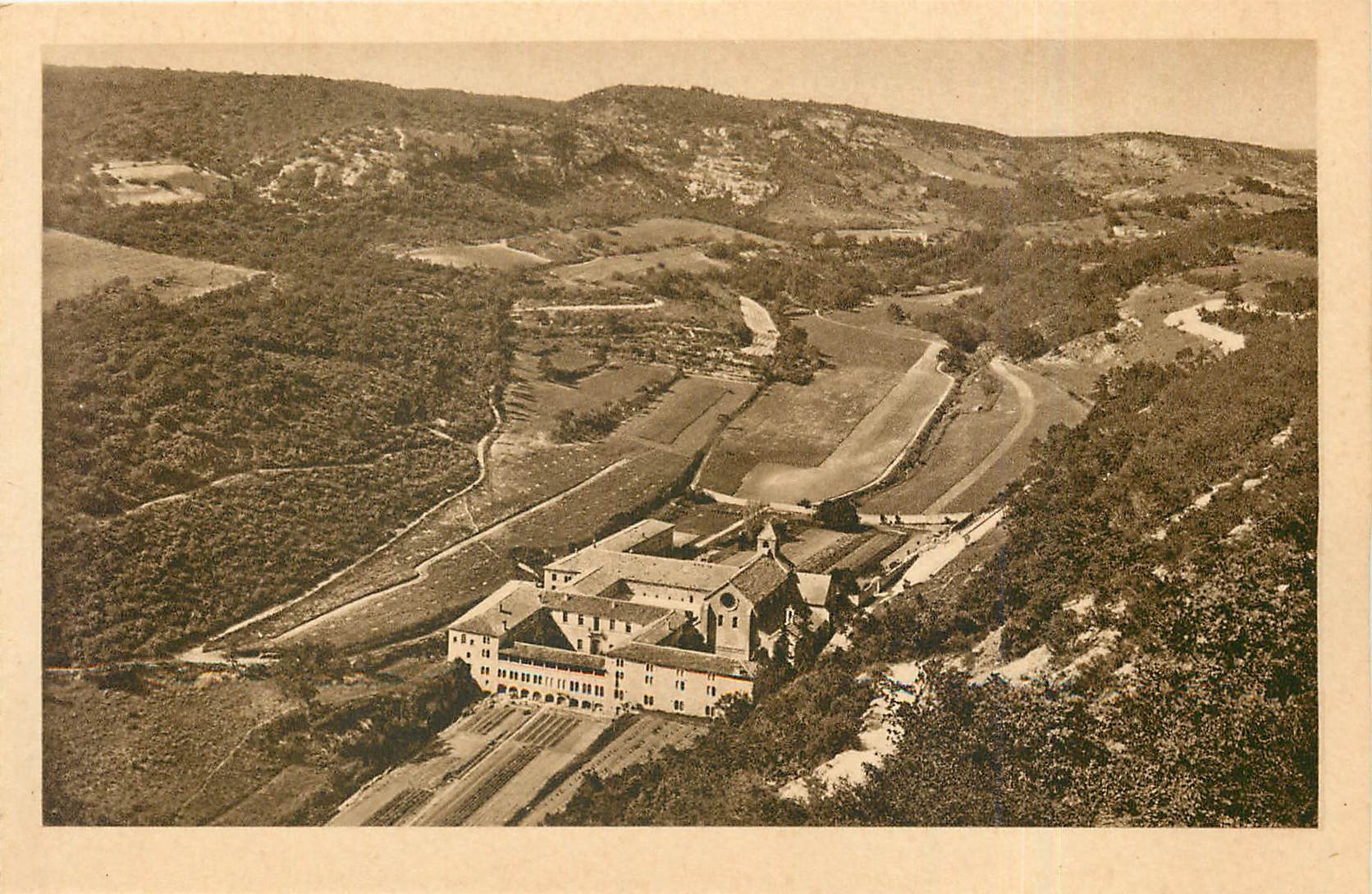 CPA Abbaye de Senanque Gordes Vaucluse Vue generale cote Sud Vue plongeante 