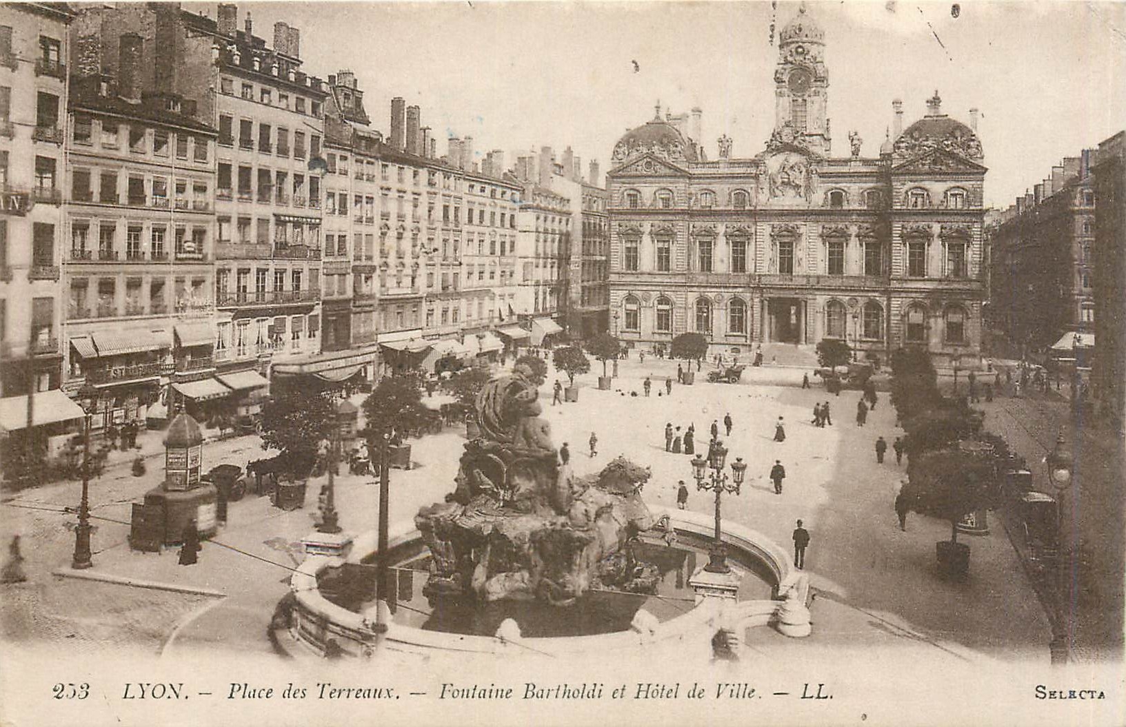 CPA Lyon Place des Terreaux Fontaine Bartholdi et Hotel de Ville 
