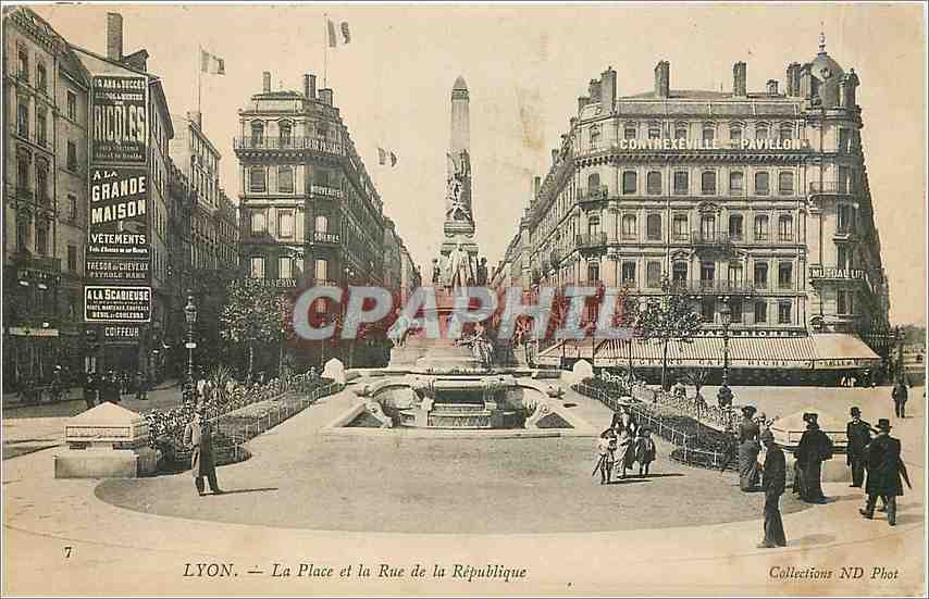 CPA Lyon La Place et la Rue de la Republique 