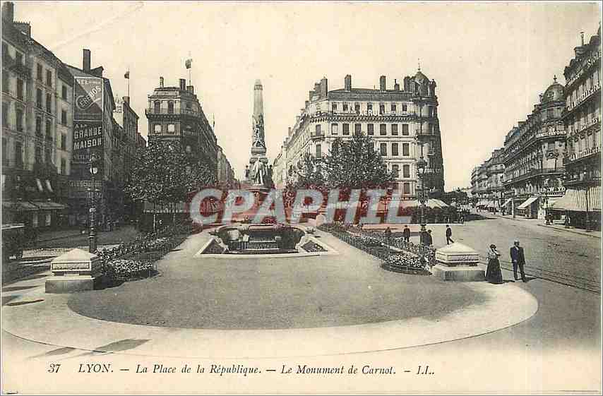 CPA Lyon La Place de la Republique Le Monument de Carnot 
