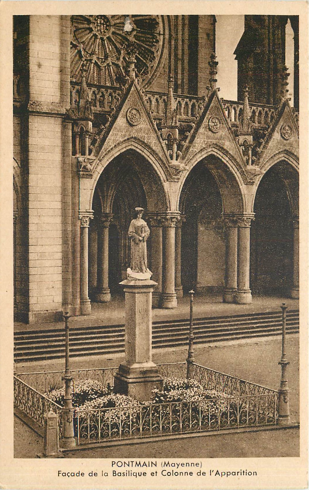 CPA Pontmain Mayenne Facade de al Basilique et Colonne de l'Apparition 