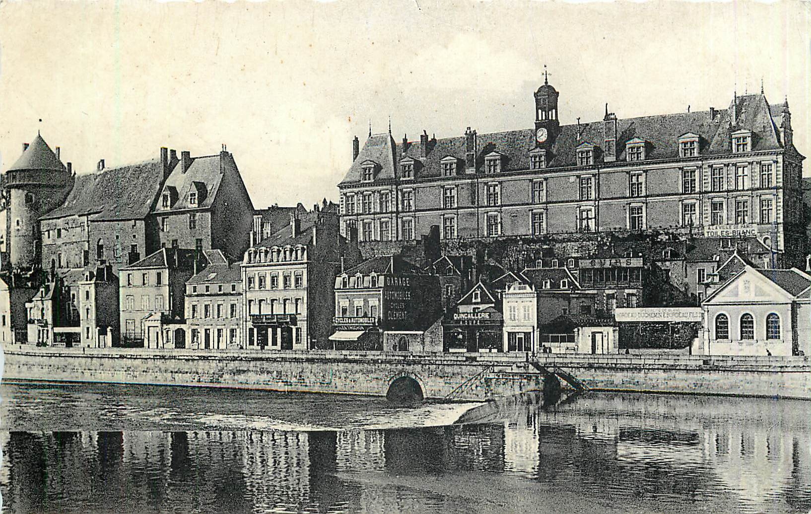 CPA Laval Le Chateau et le Palais de Justice Ancienne Galerie Renaissance des Seigneurs de Laval 