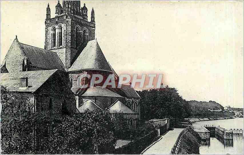 CPA Laval La Mayenne et l'Eglise d'Avesnieres 