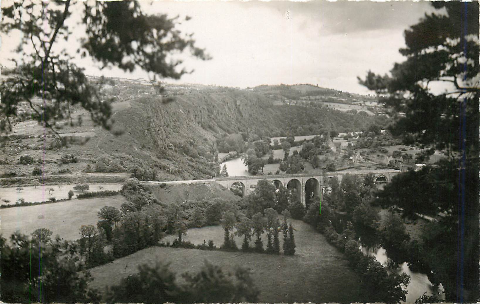 CPA La Suisse Normande Clecy Calvados Le Viaduc et le Rocher des Parc 