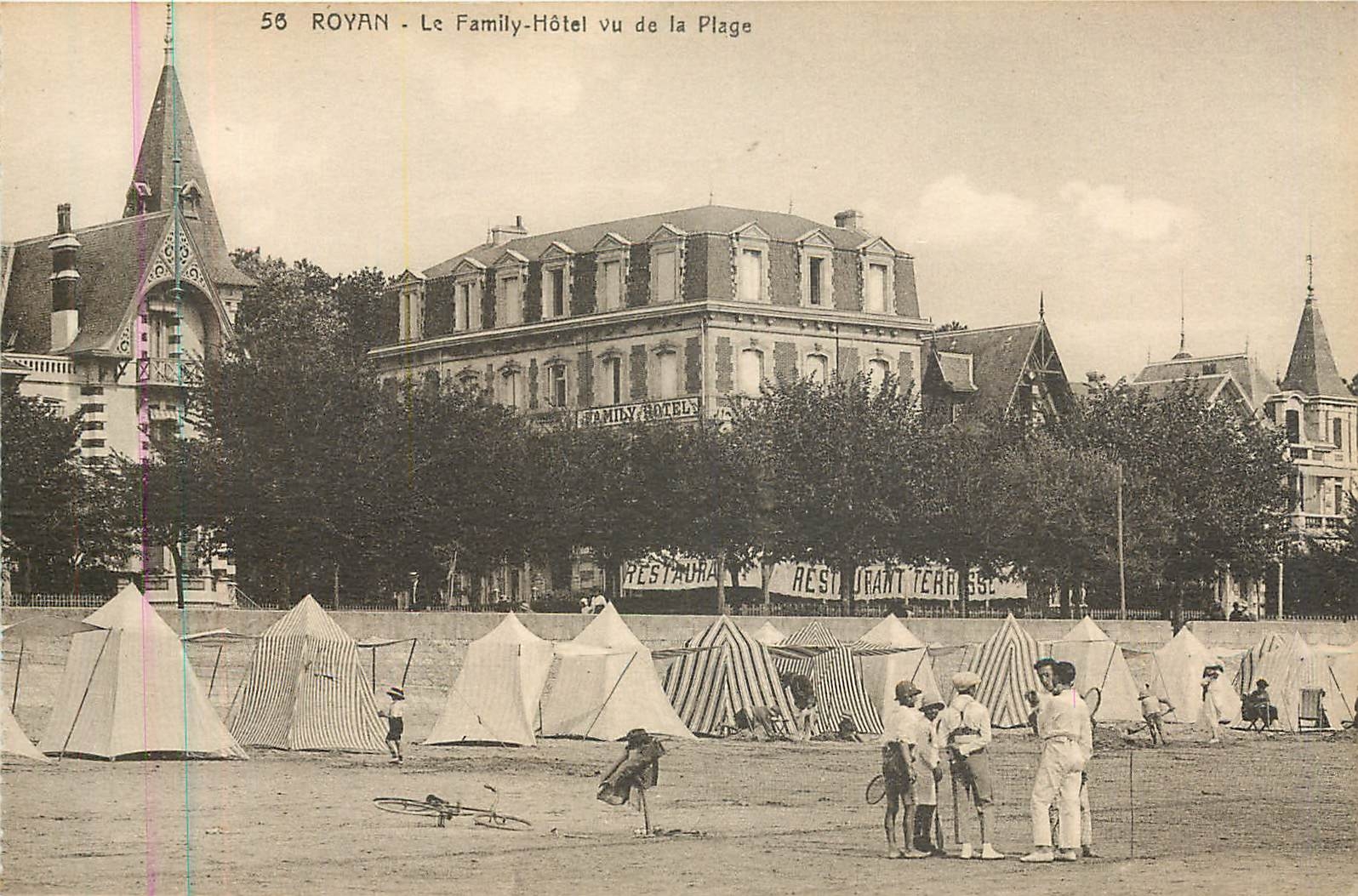 CPA Royan Le Family Hotel vu de la Plage Tennis