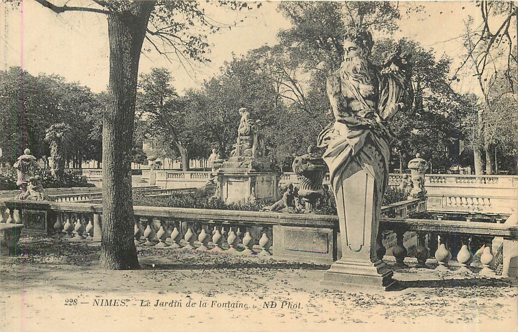CPA Nimes Le Jardin de la Fontaine 