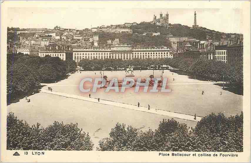 CPA Lyon Place Bellecour et Colline de Fourviere 