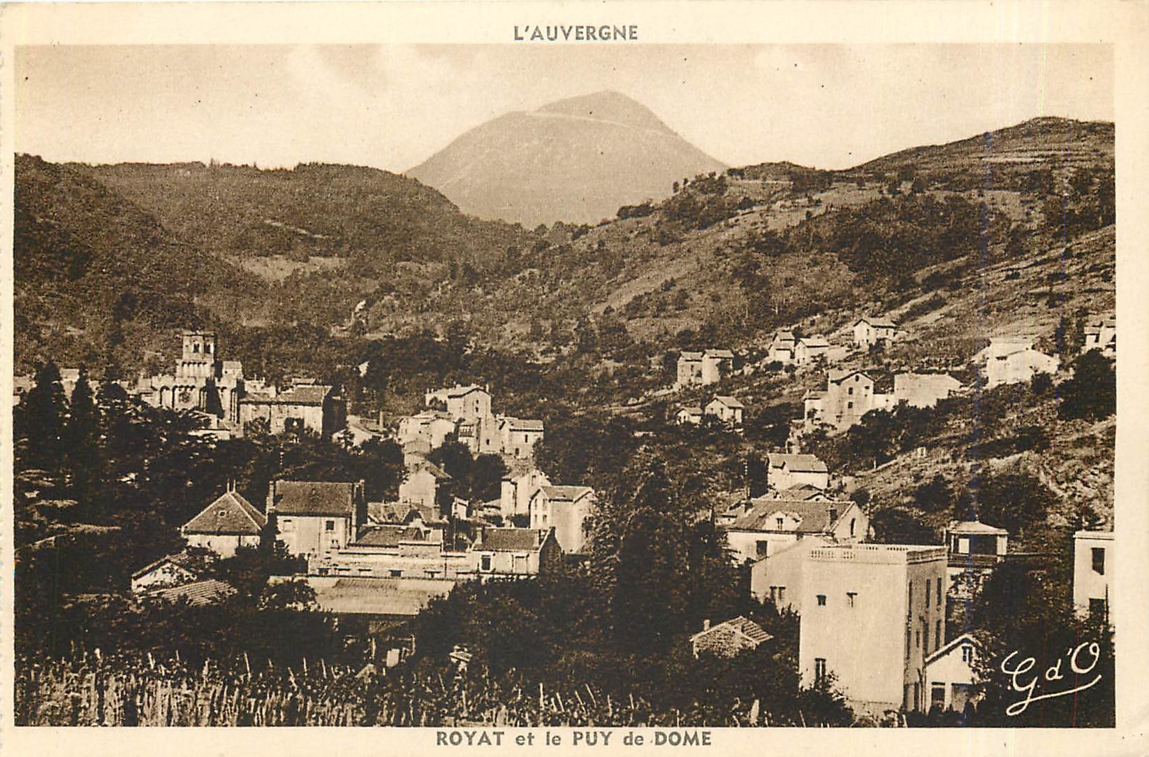 CPA L'Auvergne Royat et le Puy de Dome 