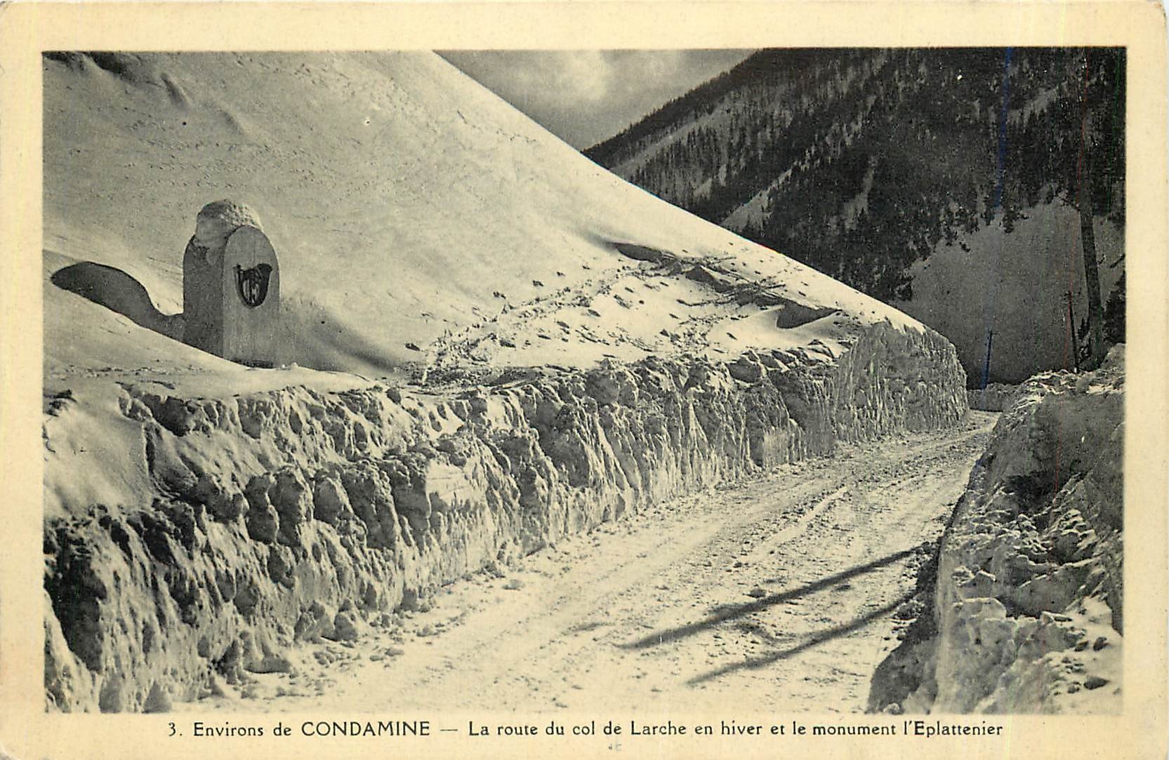 CPA Environs de Condamine La route du col de Larche en hiver et le Monument l'Eplattenier 