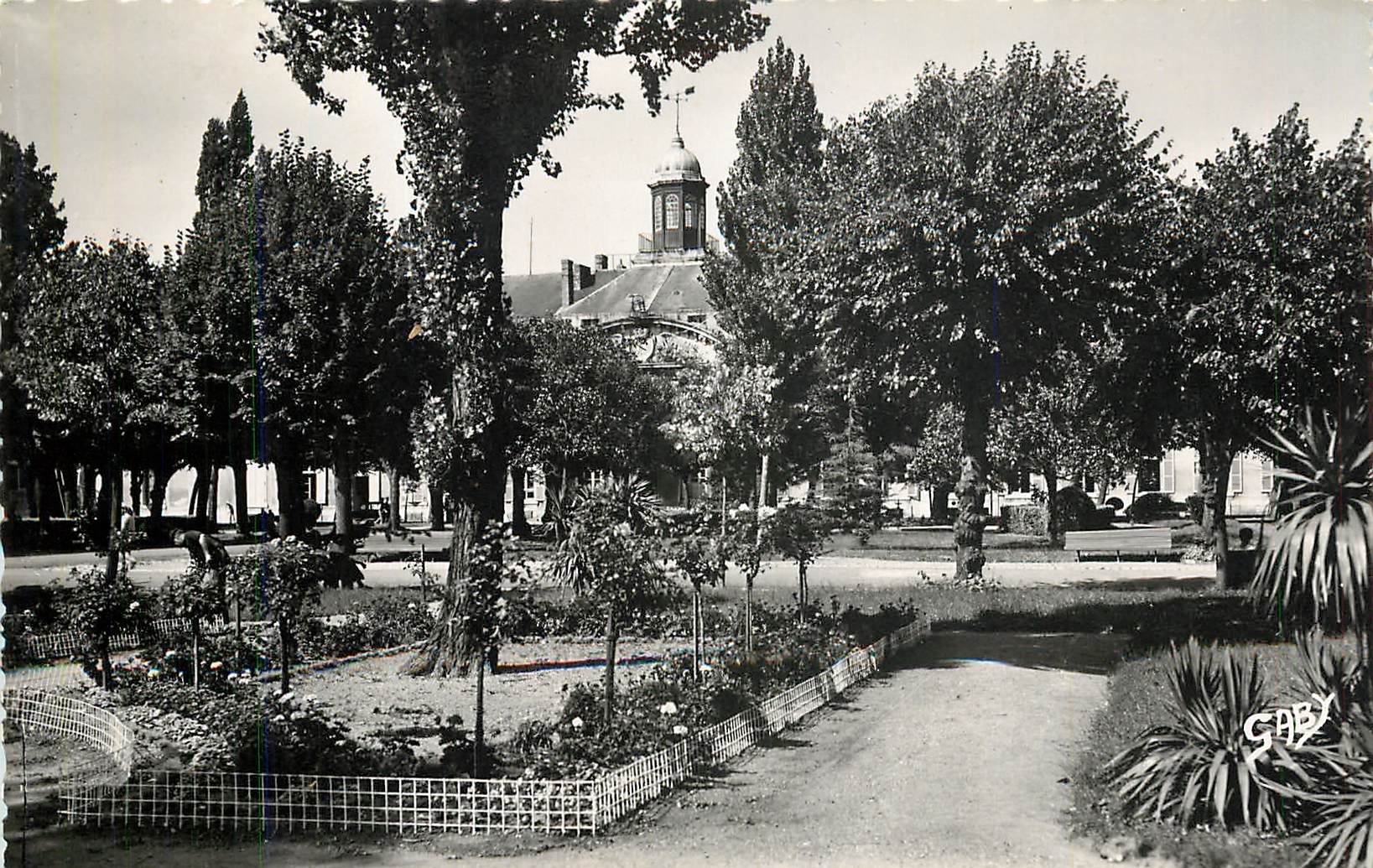 CPM Rochefort sur Mer Ch Mme Le Jardin et l'Hopital Maritime 