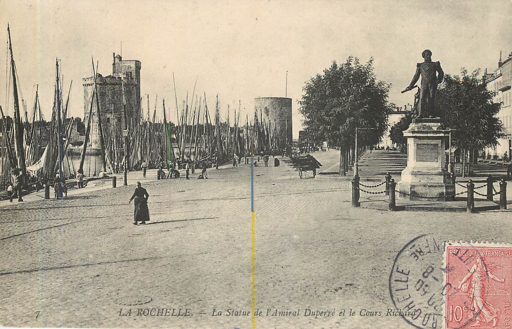 CPA La Rochelle La Statue de l'Amiral Dupetre et le Cours Richard Bateaux
