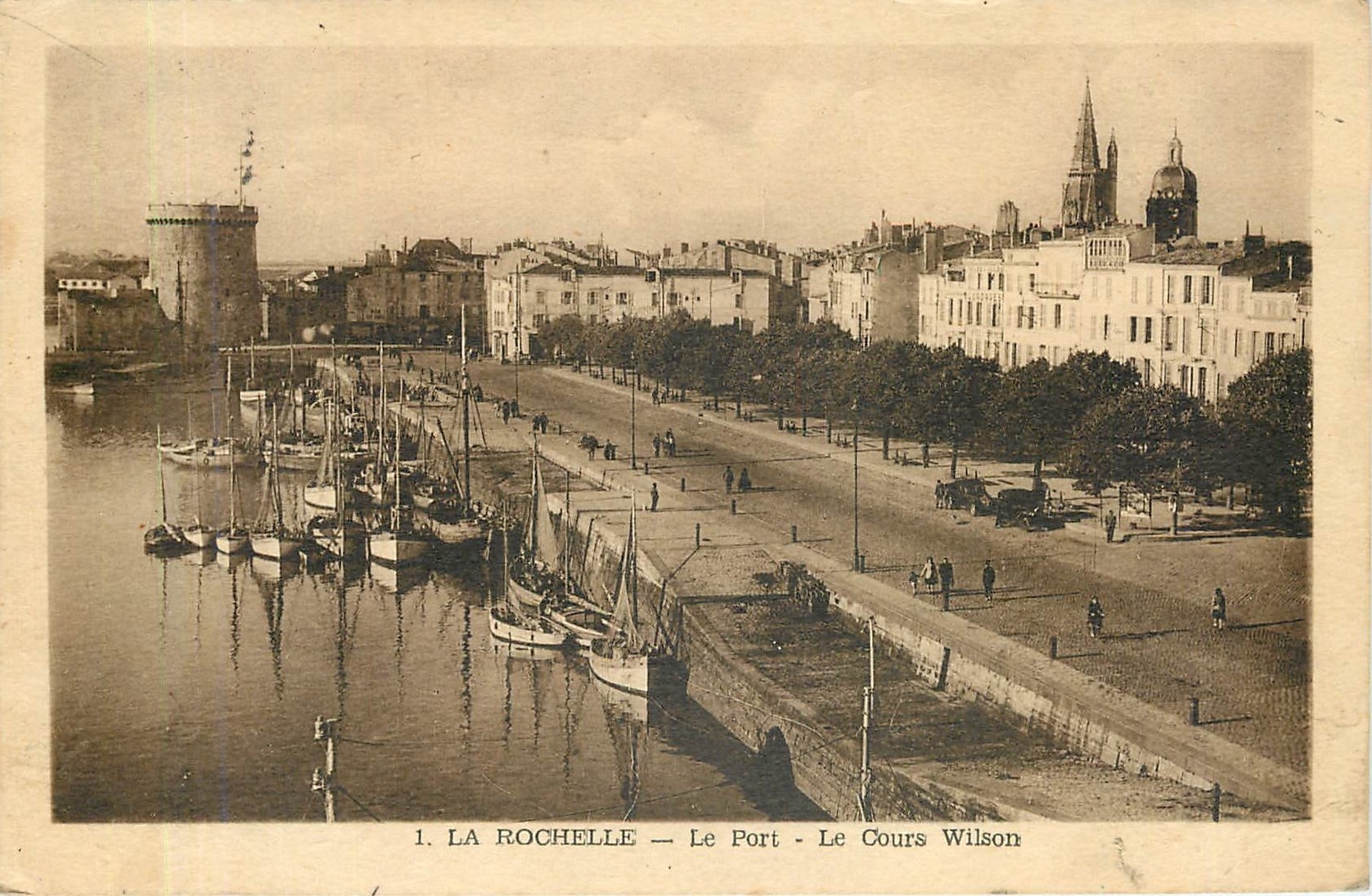 CPA La Rochelle Le Port Le Cours Wilson Bateaux