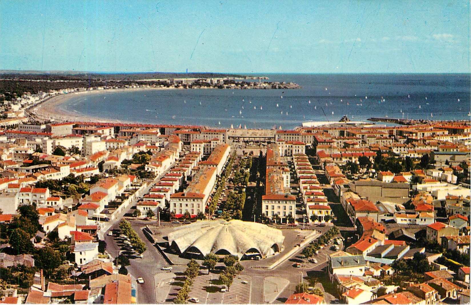 CPM Royan Ch Mme 17 Vue generale et le Marche couvert 