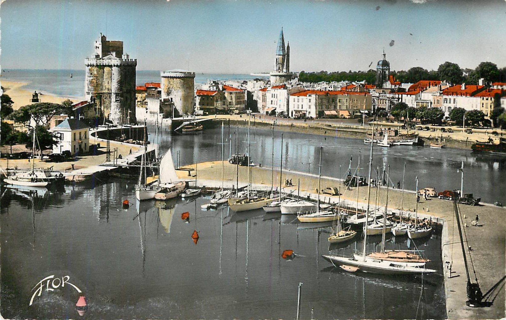 CPM La Rochelle Ch Mme Vue sur le Bassin des Yachts Bateaux